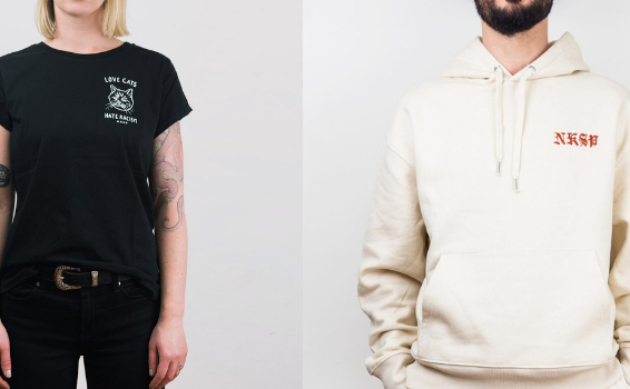 Foto: Zwei Personen stehen vor der Kamera. Sind oben und unten abgschnitten