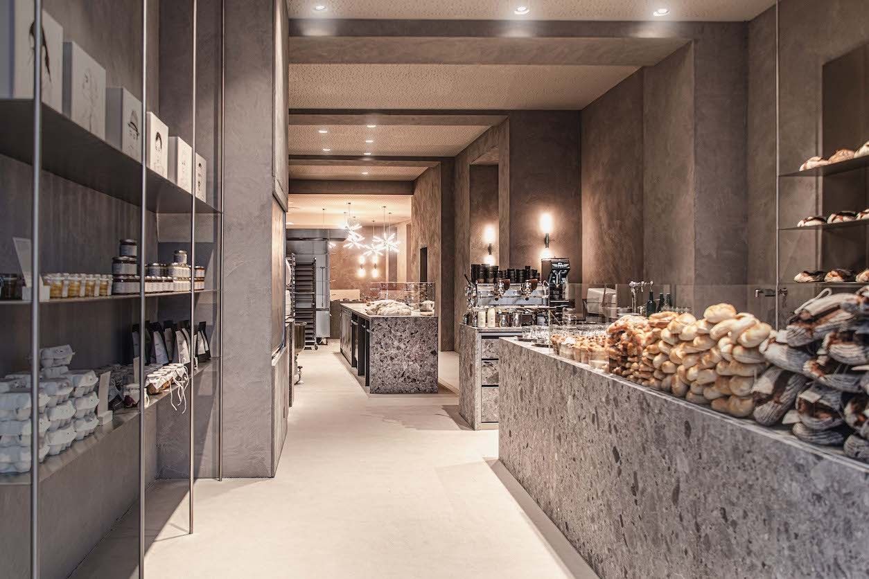 Foto: Große Verkaufsfläche vom Öfferl mit verschiedensten Objekten und Gebäck