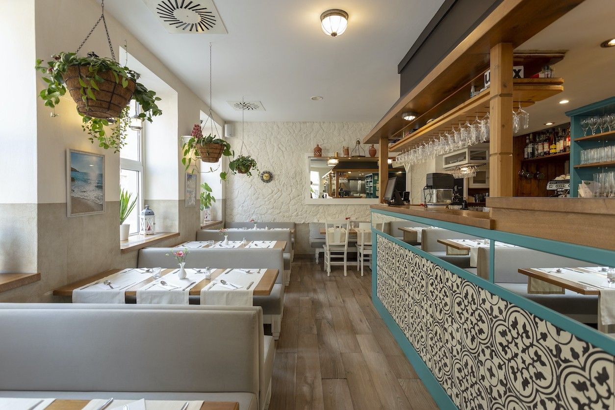 Foto: Restaurant von innen mit Tischen, Stühlen und der Theke