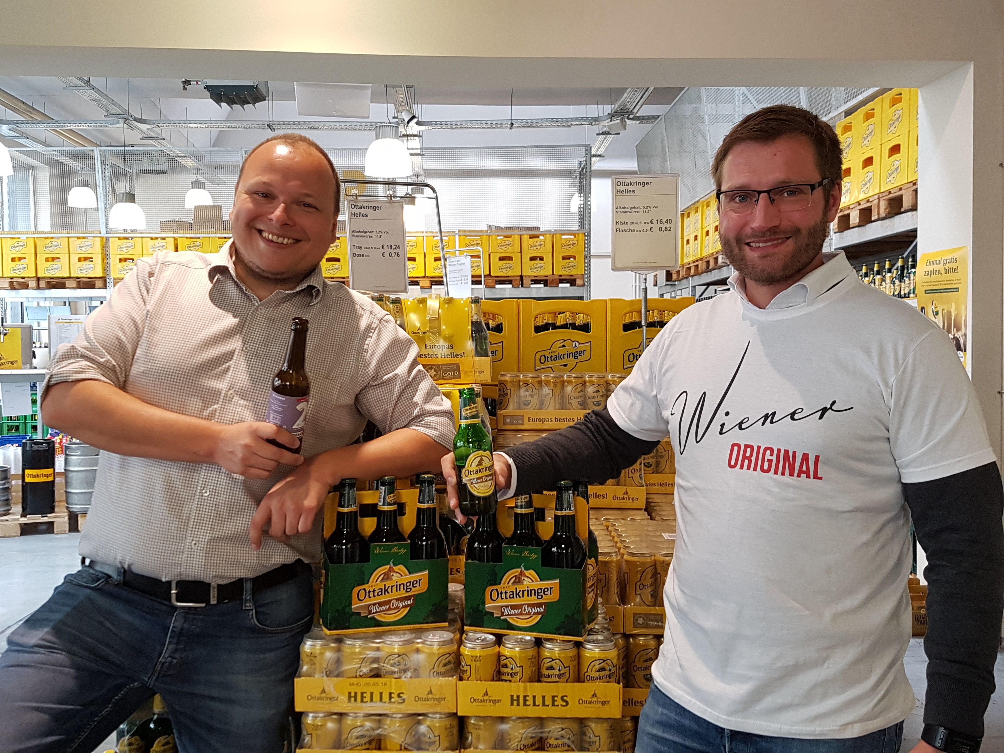 Foto: Geschäftsführer Michael Neureiter und Shopleiter Martin Tötzl mit „Wiener Originalen“ zum Anstoßen und Genießen.