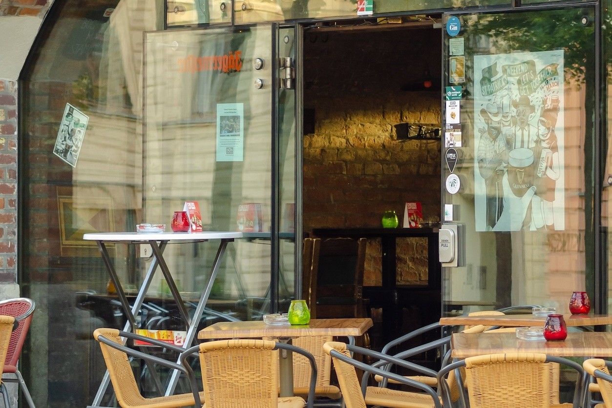 Foto: Zeigt das Lokal Pappala Pub mit Tischen und Stühlen vor dem Lokal