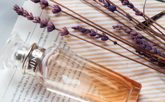 Foto: Brille, Lavendel und einen Flakon