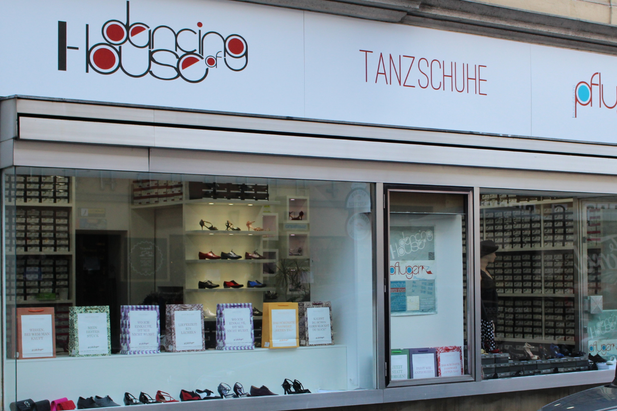 Foto: Zeigt die Auslage für Tanzschuhe