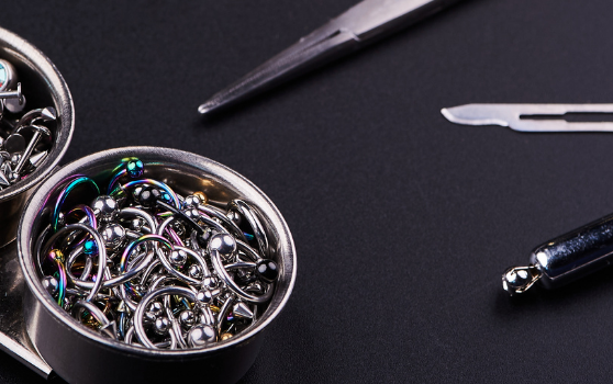 Foto: Piercing Instrumente und Piercing Ringe