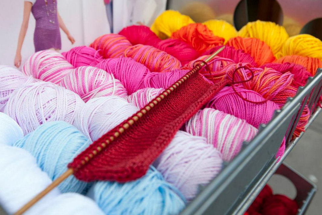 Foto: Verschieden Wollknäuel in einem Regal