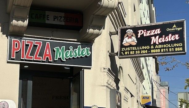 Foto: Hausecke des Pizza Meisters mit Schild