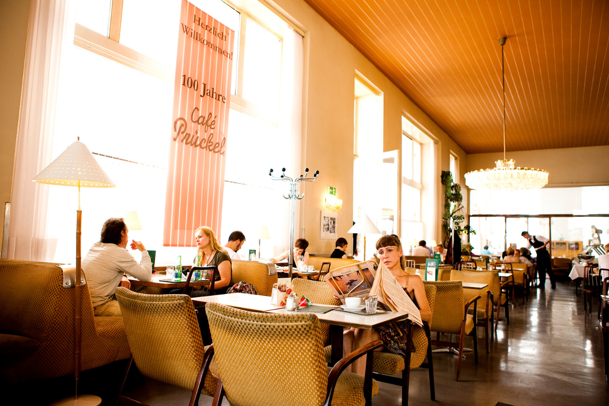 Foto: Kaffeehaus Prückl mit Menschen die reden und Zeitung lesen