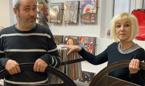 Foto: Zwei Personen im Recordbag Geschäft