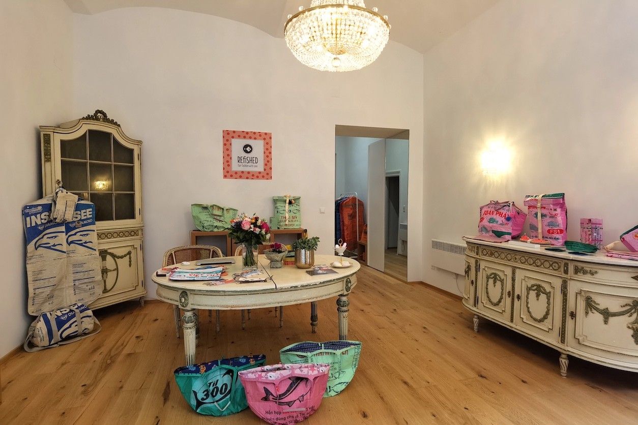 Foto: Geschäftsfläche von Refished mit schönen Möbeln und Taschen