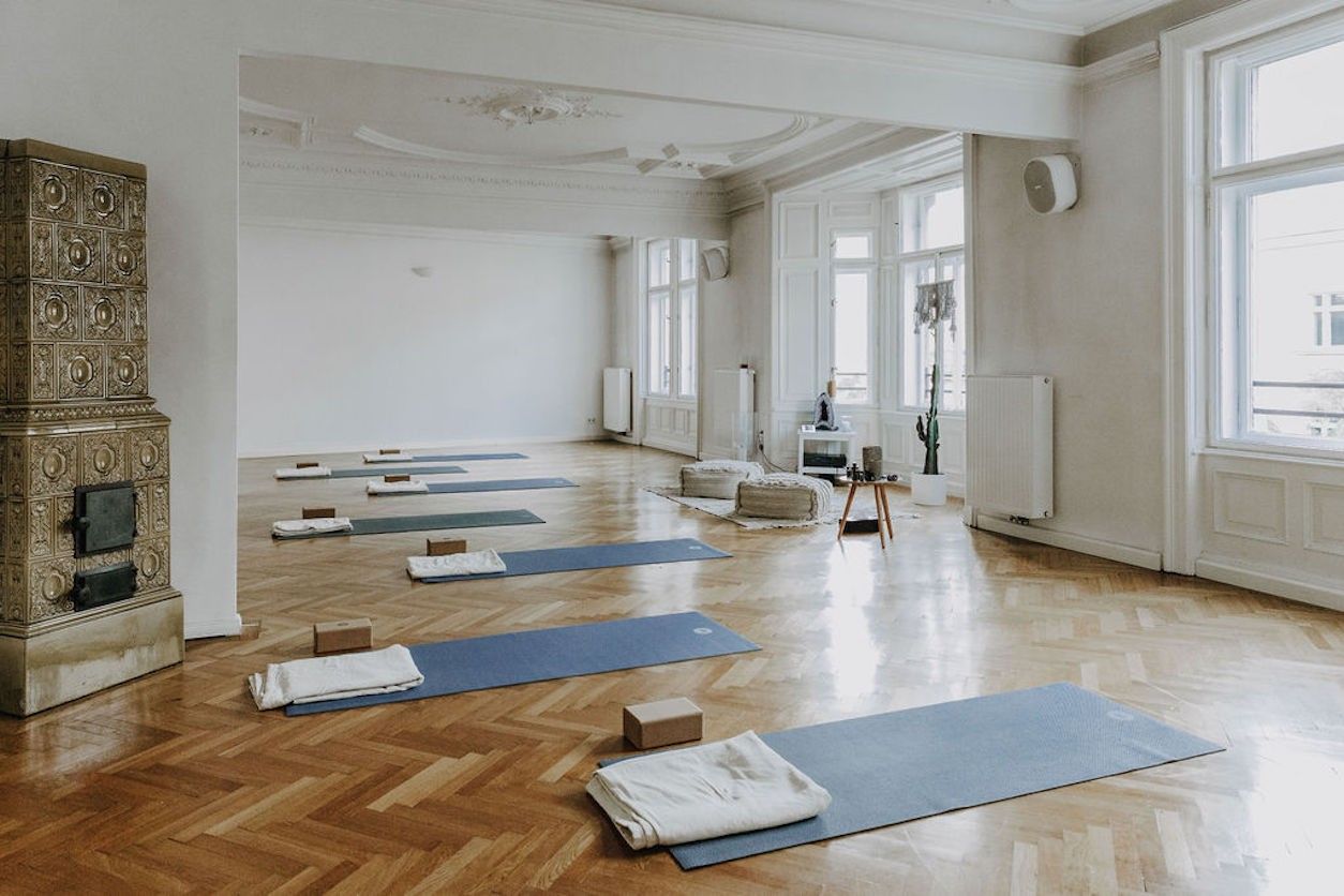 Foto: Ein Raum mit Yogamatten, Yogasitzwürfel und Handtüchern