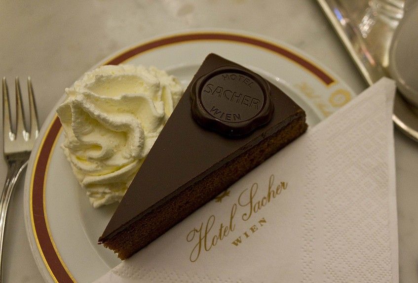 Foto: Sachertorte auf einem Teller mit Schlagobers