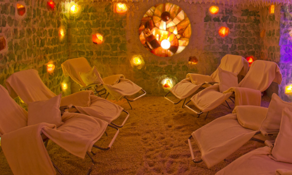 Foto: Liegen mit Sand in einem Raum