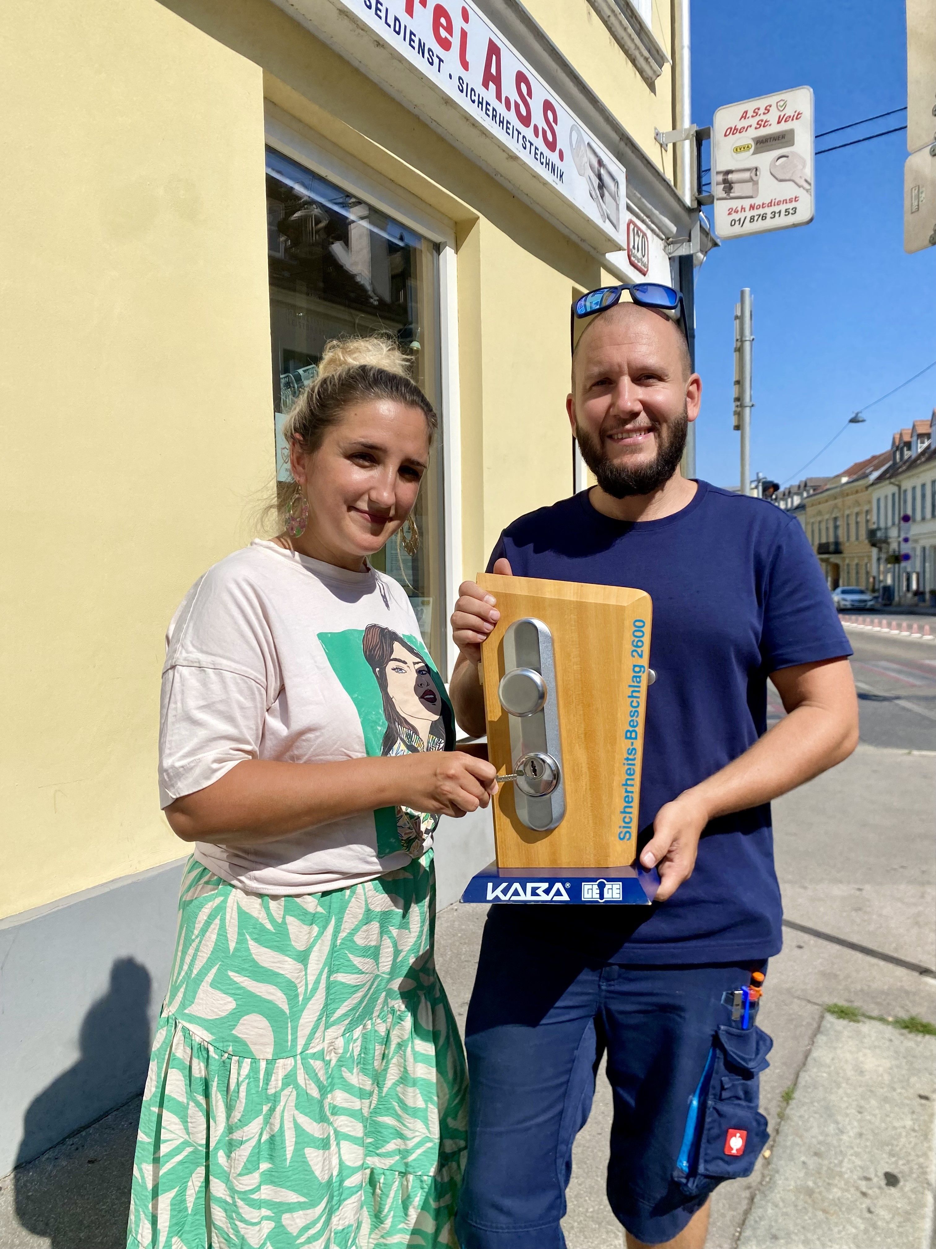 Foto: Bild vor der Schlosserei