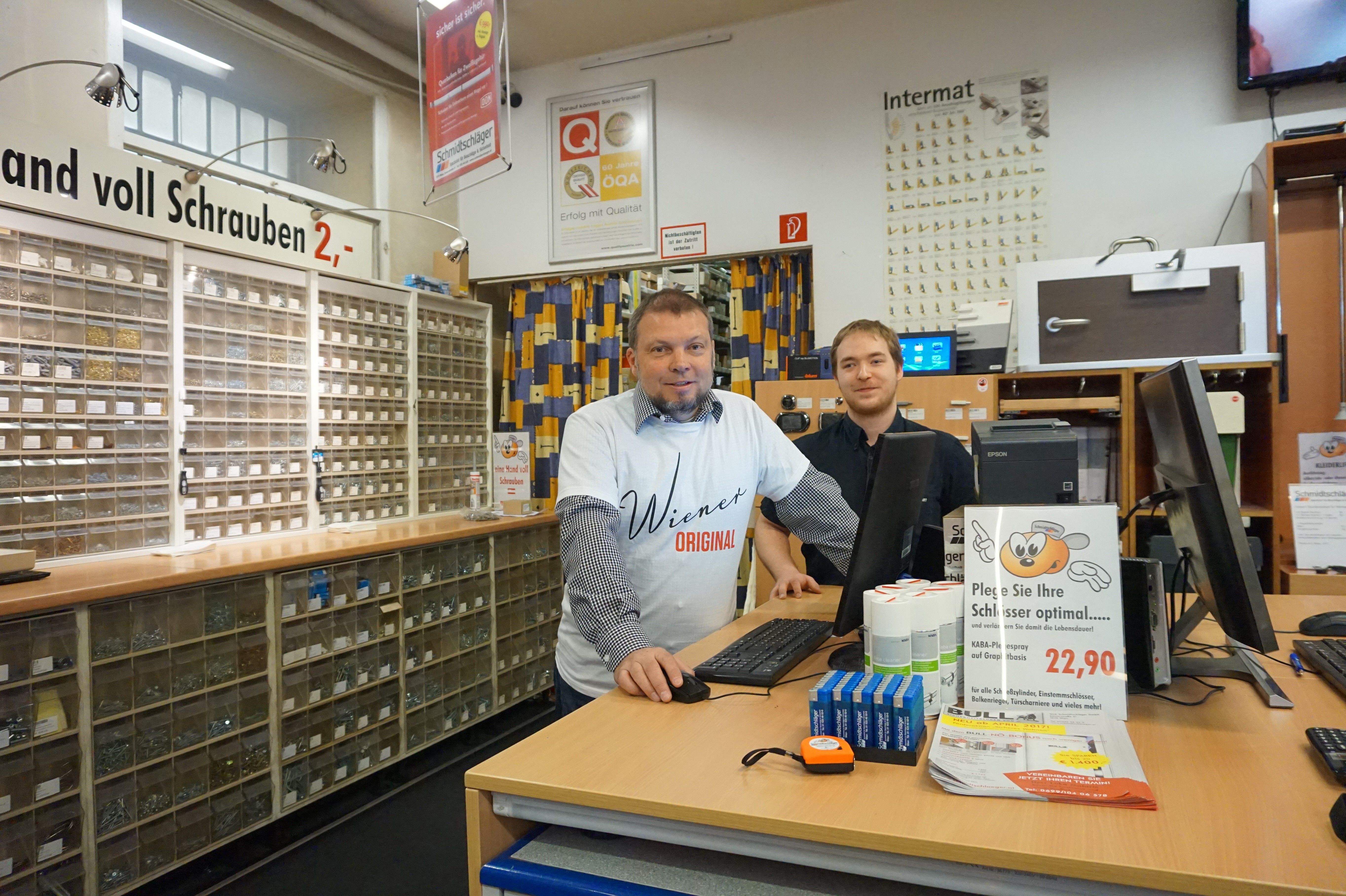 Foto: Herr Schmidtschläger im „Wiener Original“-Shirt.