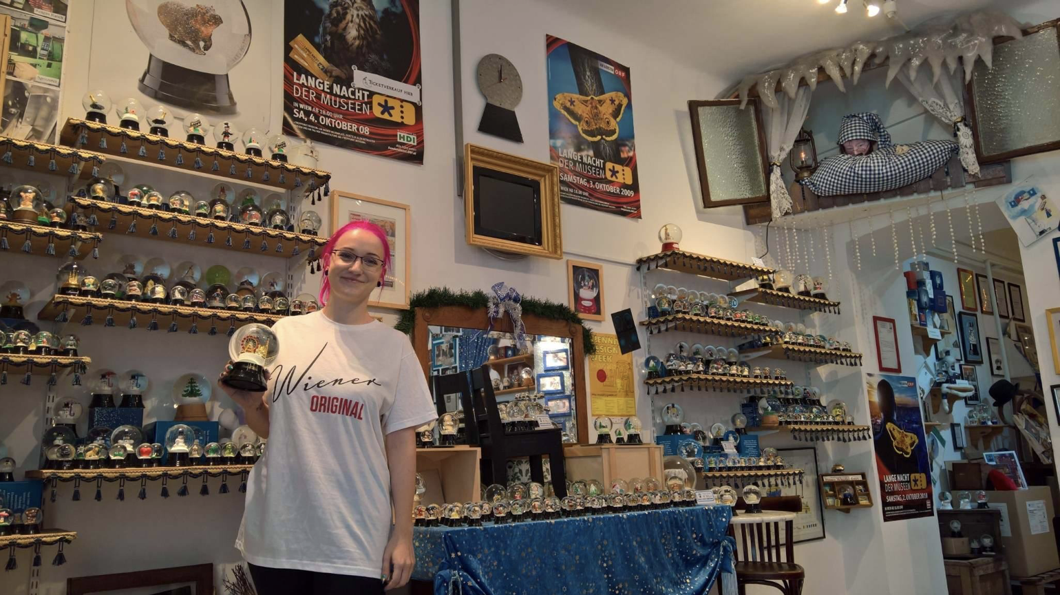 Foto: Frau vor vielen Schneekugeln