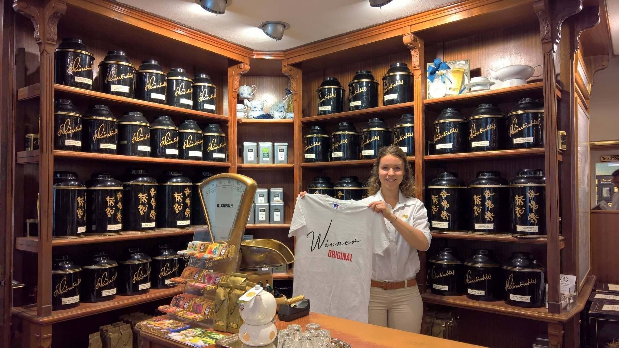 Foto: Frau vor Teeboxen