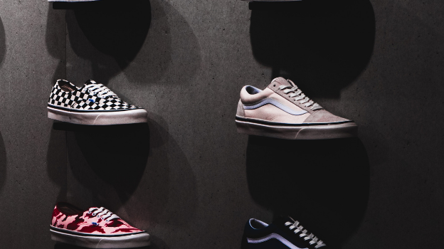 Foto: Schuhe an der Wand positioniert