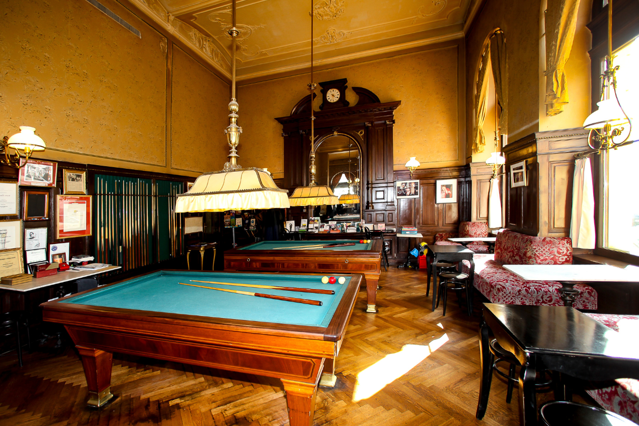Foto: Kaffeehaus Sperl mit Billardtischen, Kaffeetischen und Stühlen