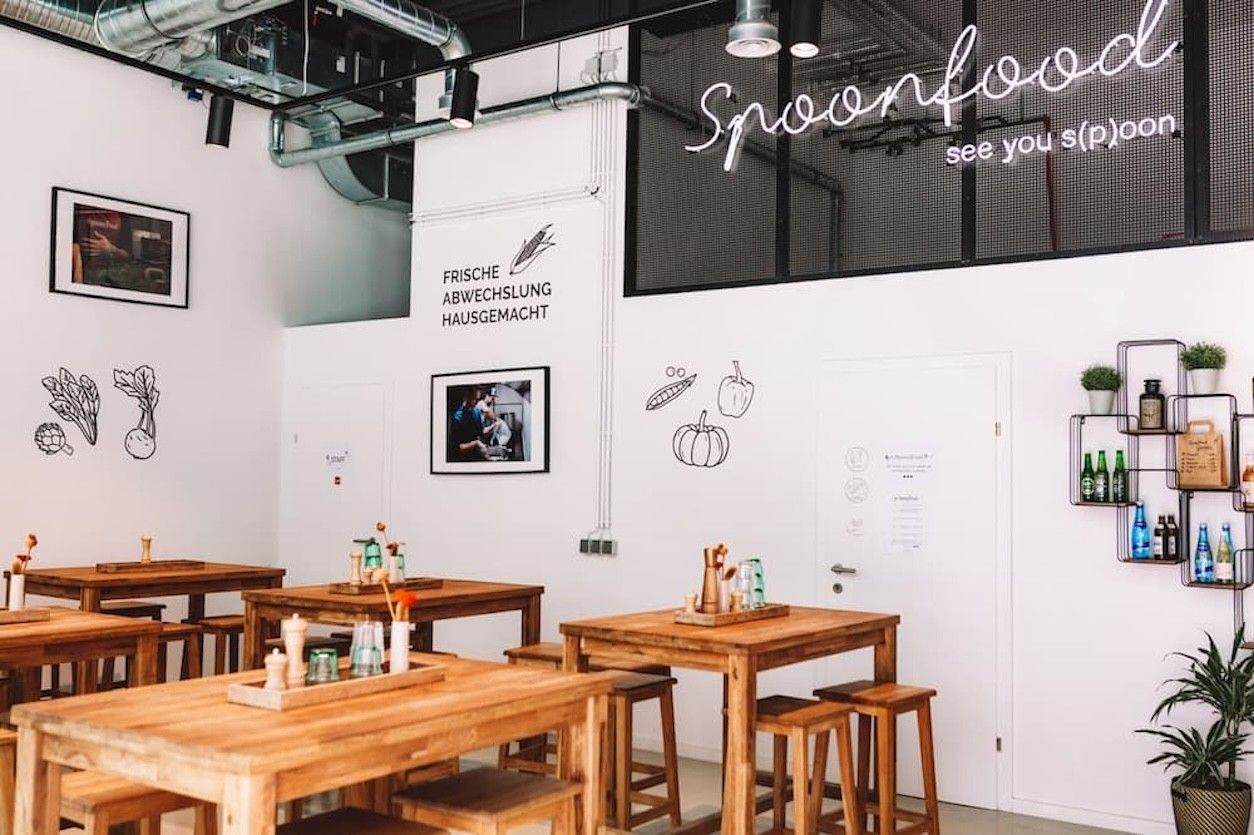 Foto: Lokal mit Tischen und Stühlen 