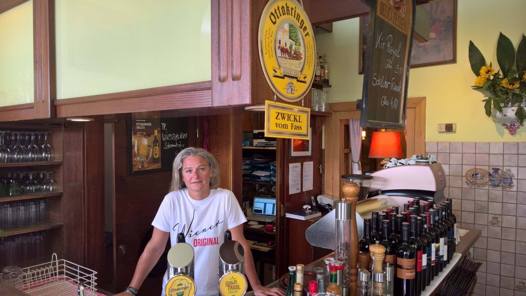 Foto: Frau Stöger hat hinter der Theke alles im Griff. 