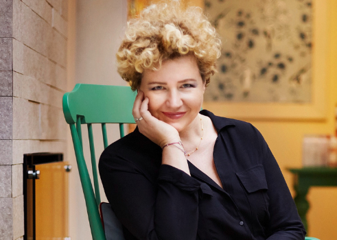 Foto: Eine Frau sitzt auf einem Stuhl im Staudigl