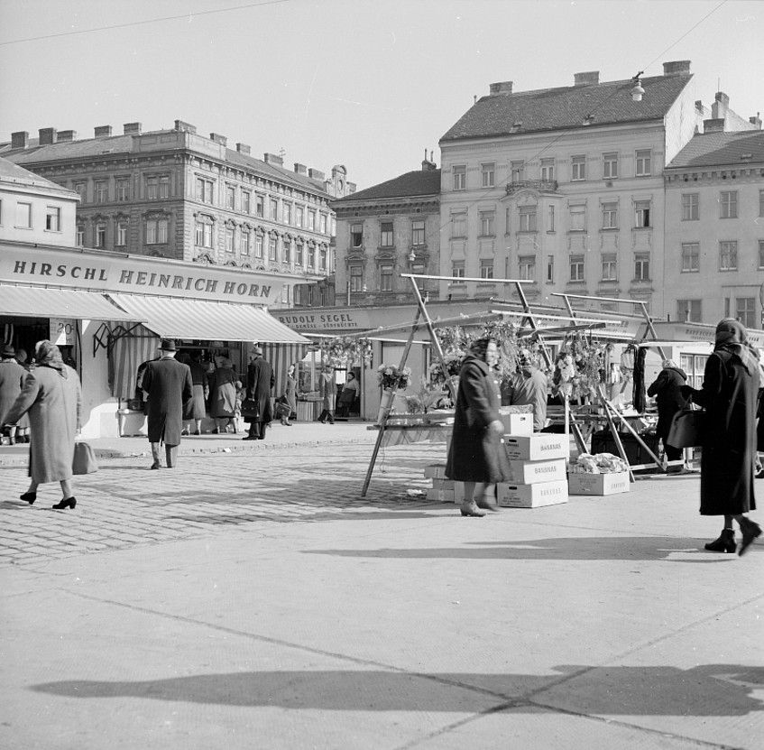 Foto: Bild der Taborstraße früher, Menschen am Markt