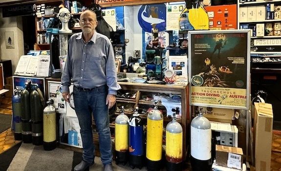 Foto: Eine Person steht in einem Verkaufsraum eines Tauchgeschäfts