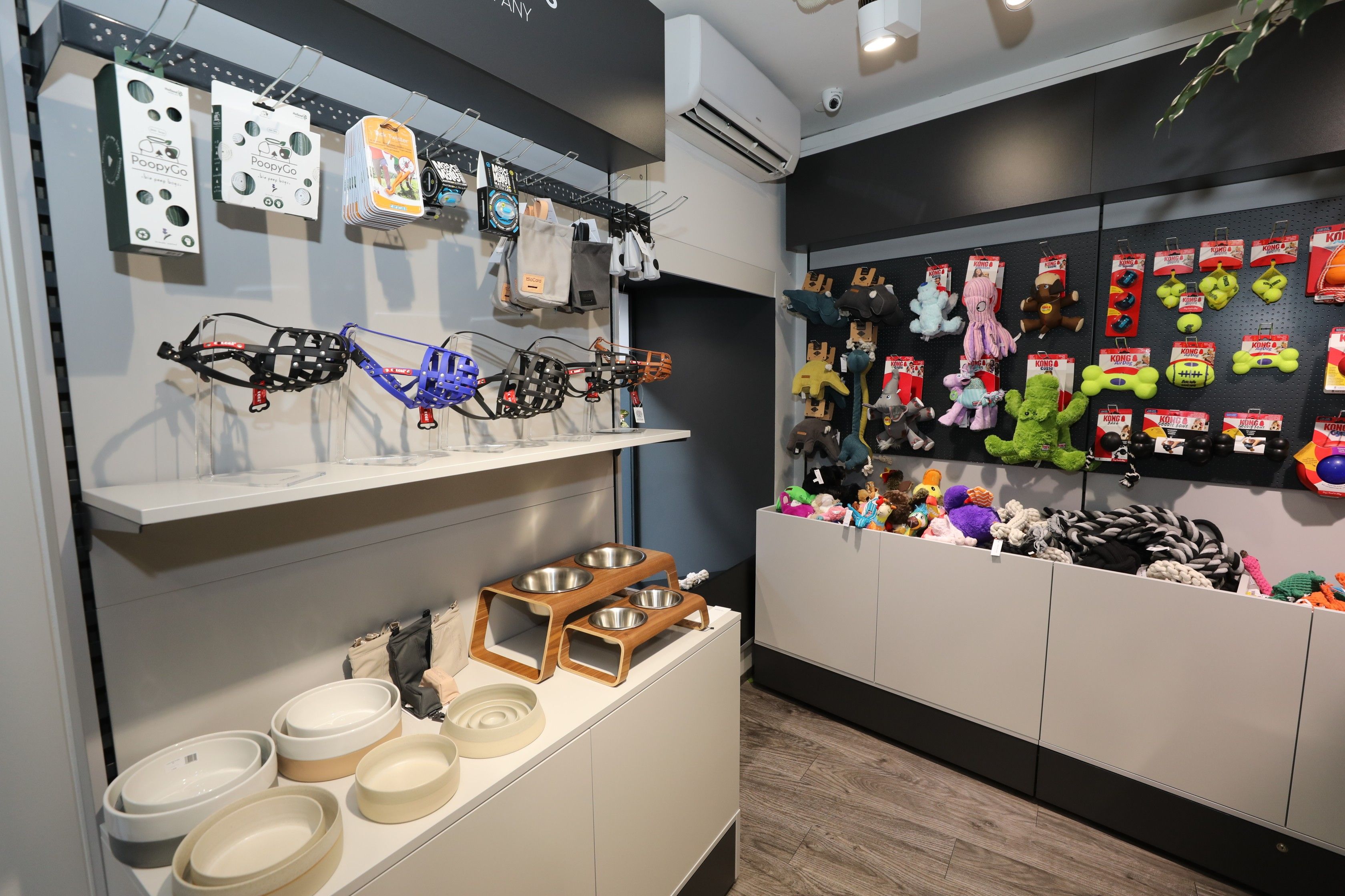 Foto: Verkaufsraum mit unterschiedlichem Hundebedarf wie Spielsachen, Leinen und Halsbändern