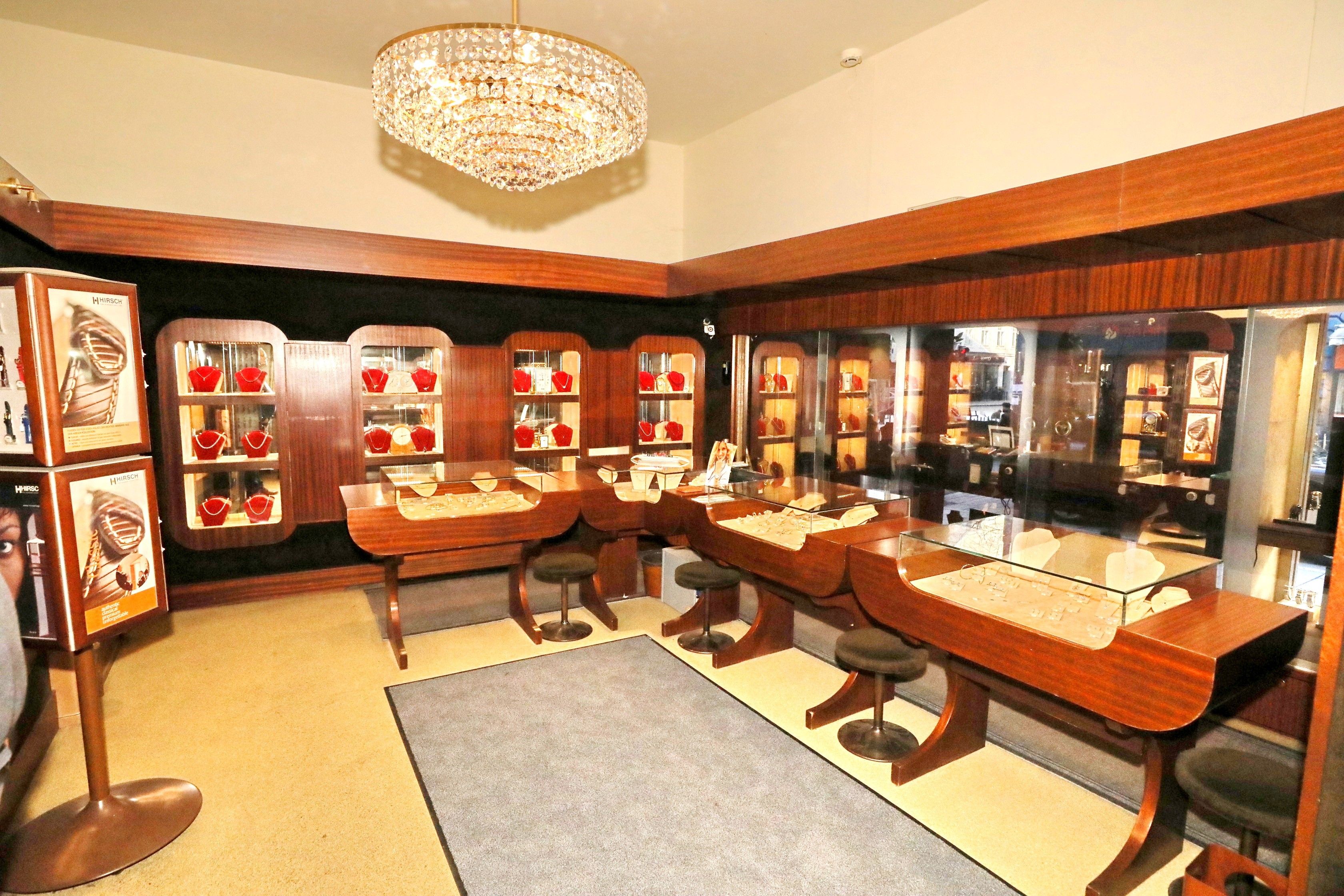 Foto: Verkaufsraum Uhren Juwelen Ernst