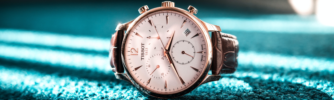 Foto: Ein Chronograph von Tissot auf einem grünen Untergrund