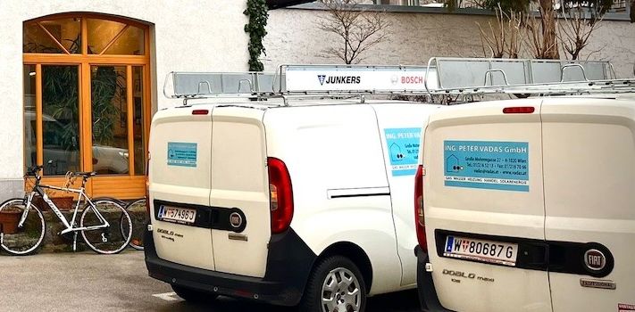 Foto: Gebäude mit zwei Autos von Vada