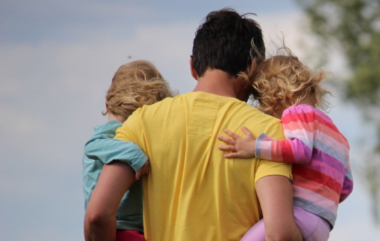 Foto: Ein Mann mit zwei Kindern am Arm