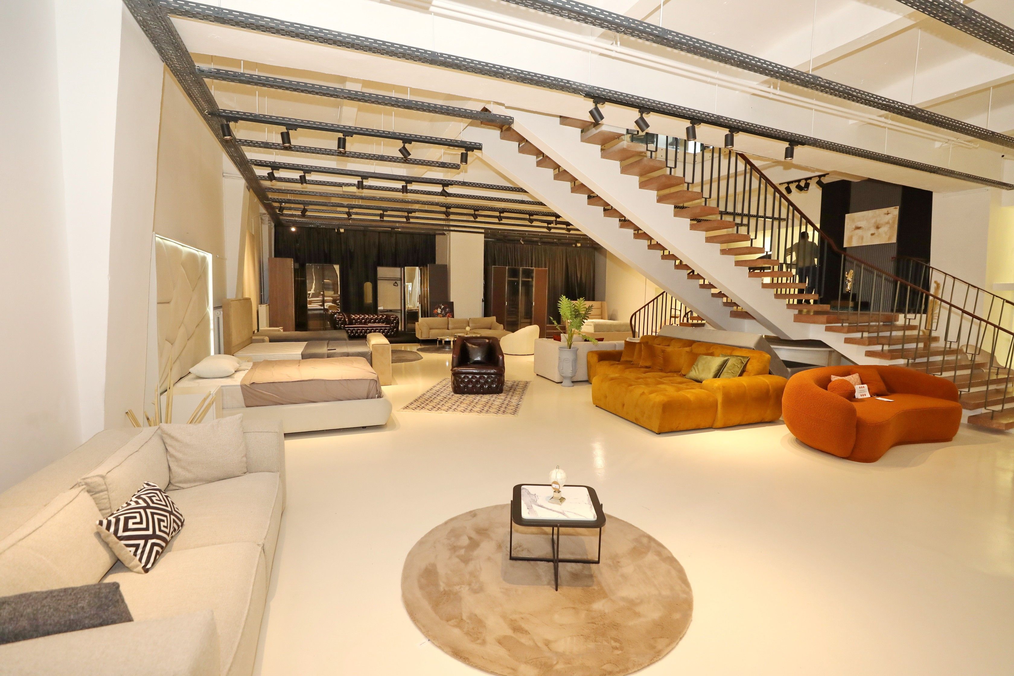 Foto: Verkaufsraum von Veluto Design and Concept mit umfangreichem Angebot an erschwinglichen Luxus-Möbeln