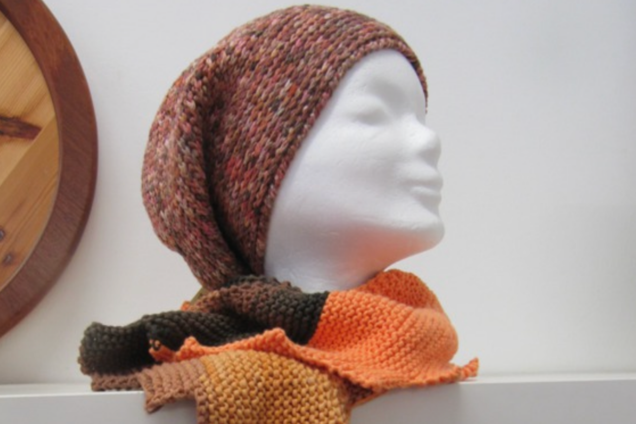 Foto: Ein Schal und eine Haube aus Wolle