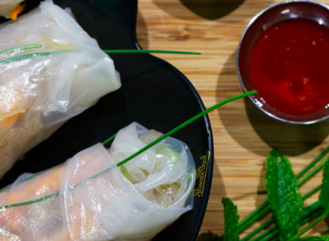 Foto: Sommerrollen mit Koriander und einer Sauce