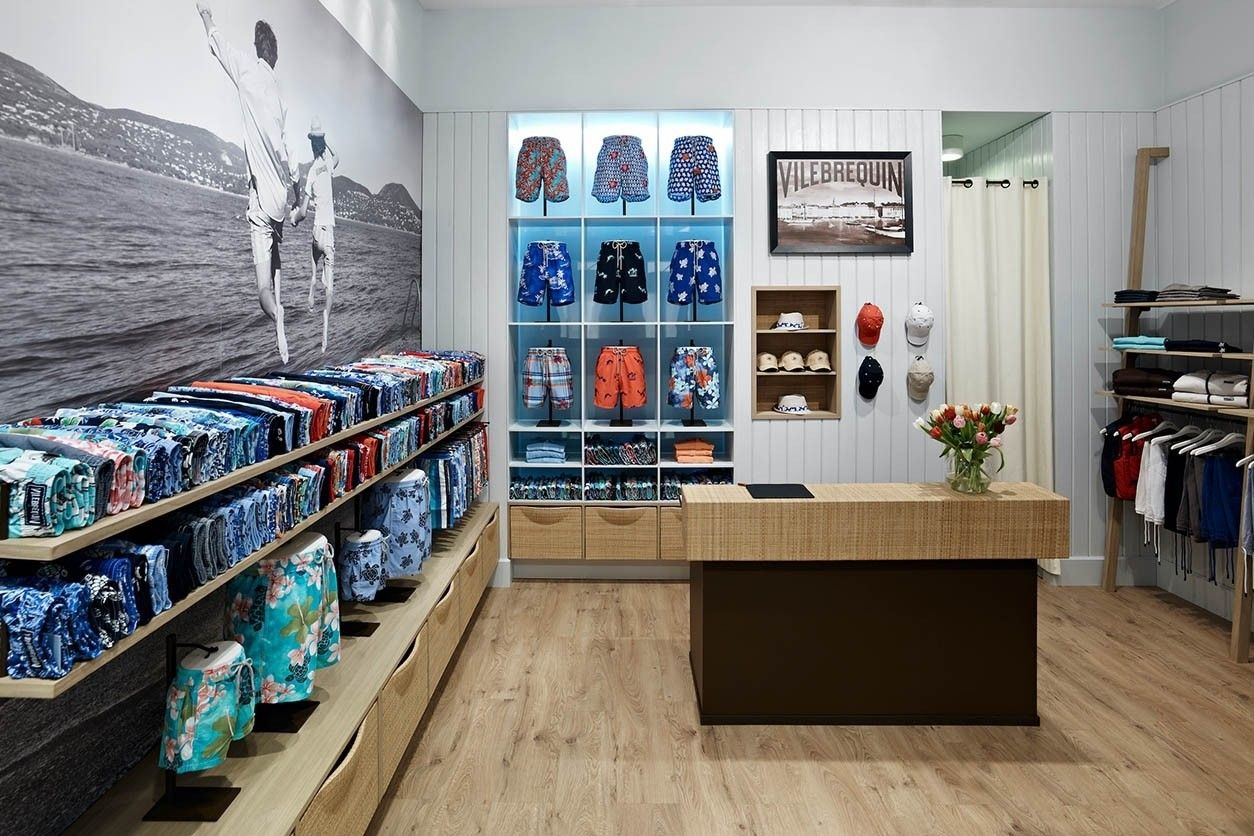 Foto: Geschäftslokal mit verschiedenen Modestücken