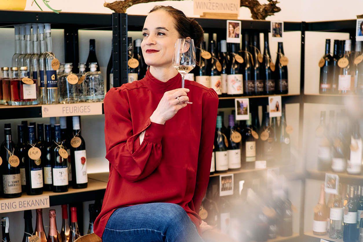 Foto: Frau die ein Glas Wein trinkt