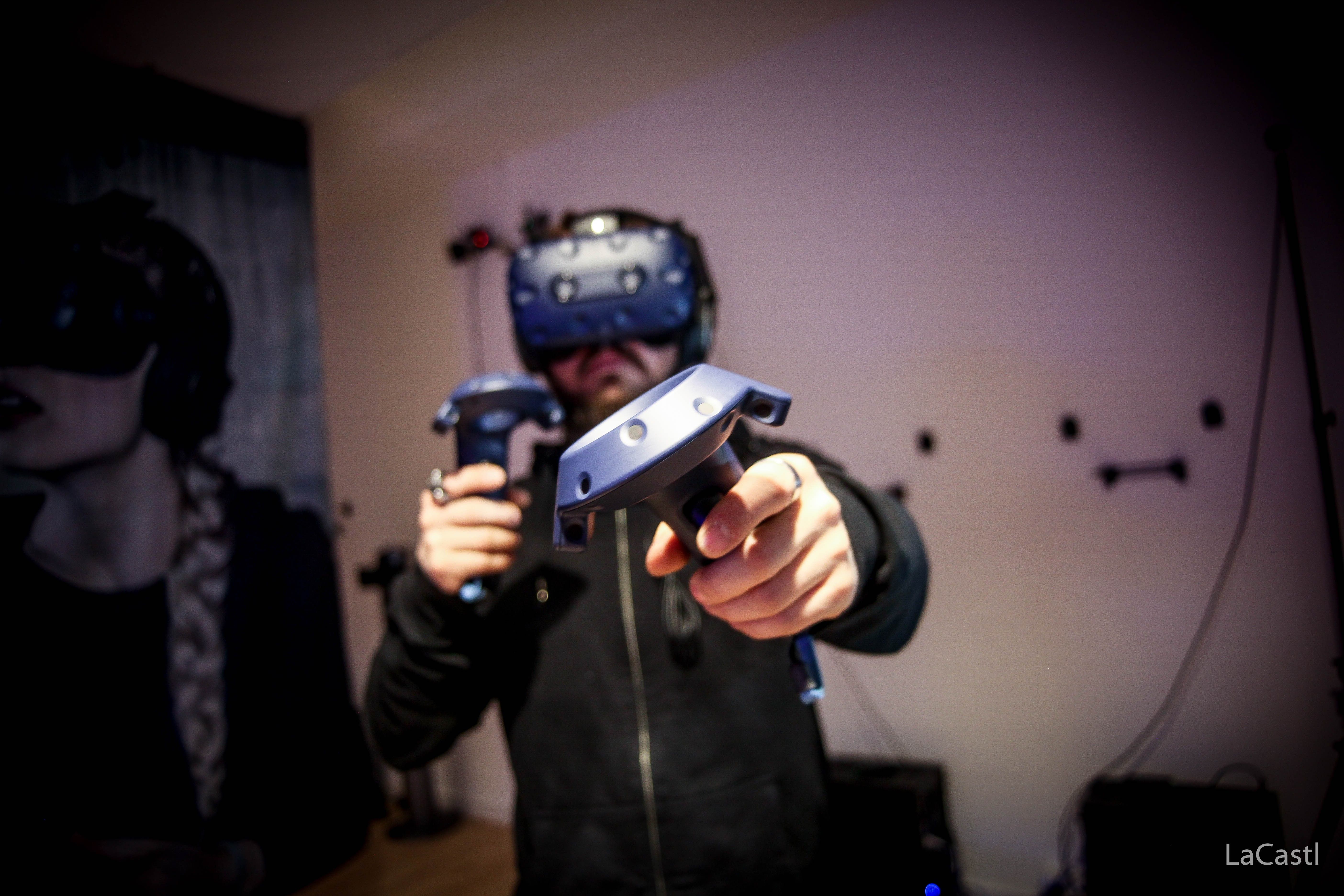 Foto: Eine Person mit VR Brille und Joystick