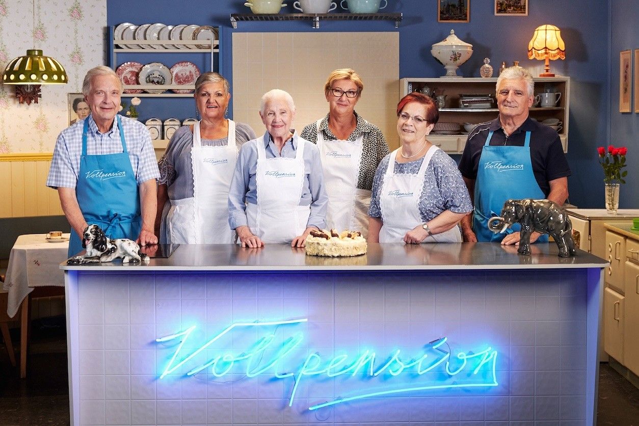 Foto: Vollpension Theke, hinter der Mitarbeiterinnen und Mitarbeitern stehen