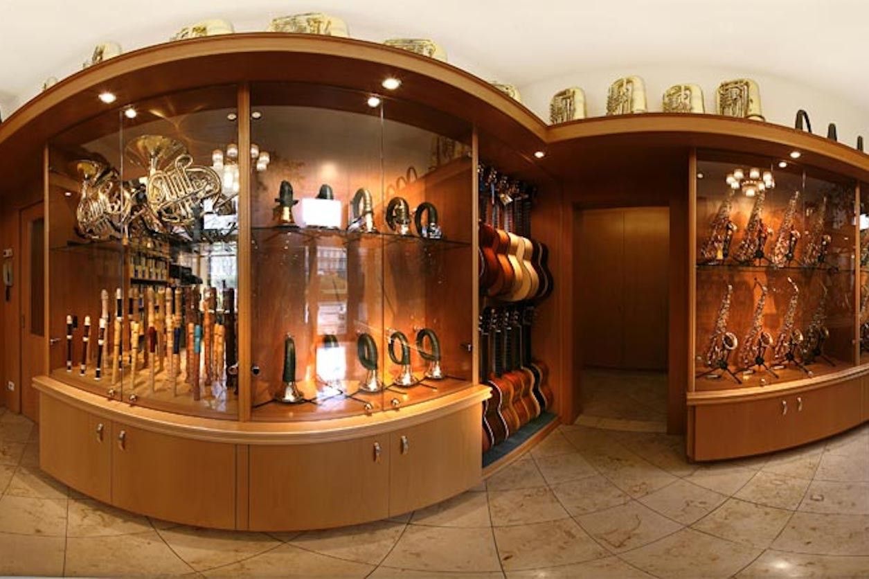 Foto: Vitrinen in einem Geschäft mit Instrumenten