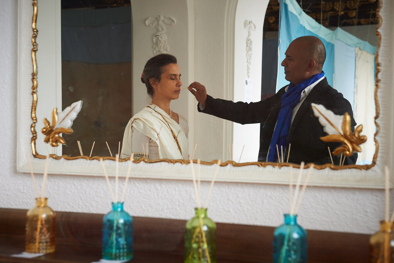 Foto: Spiegel zeigt zwei Personen mit Duftflaschen