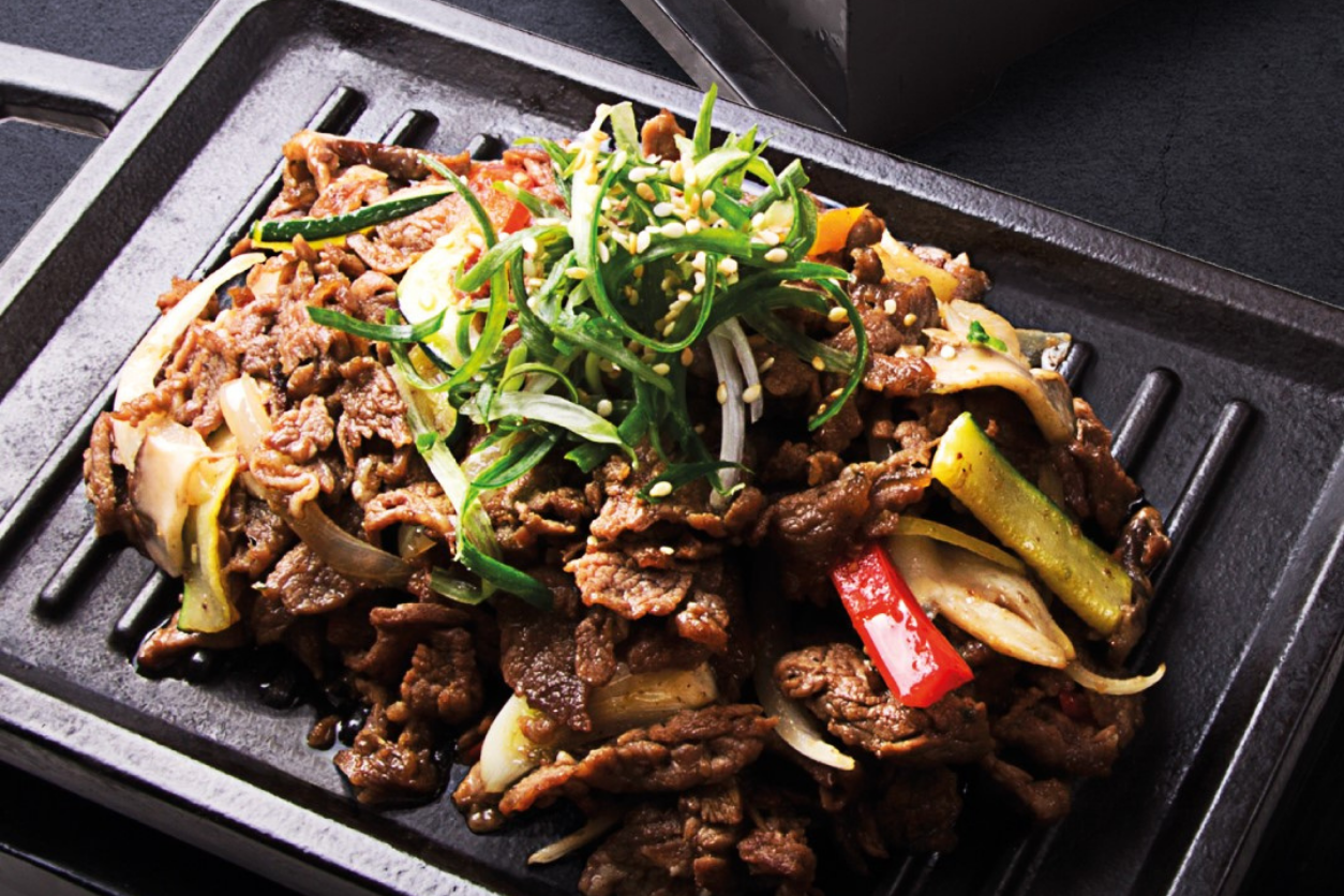 Foto: Koreanisches Gericht mit Rindfleisch und Zucchini auf einem Teller