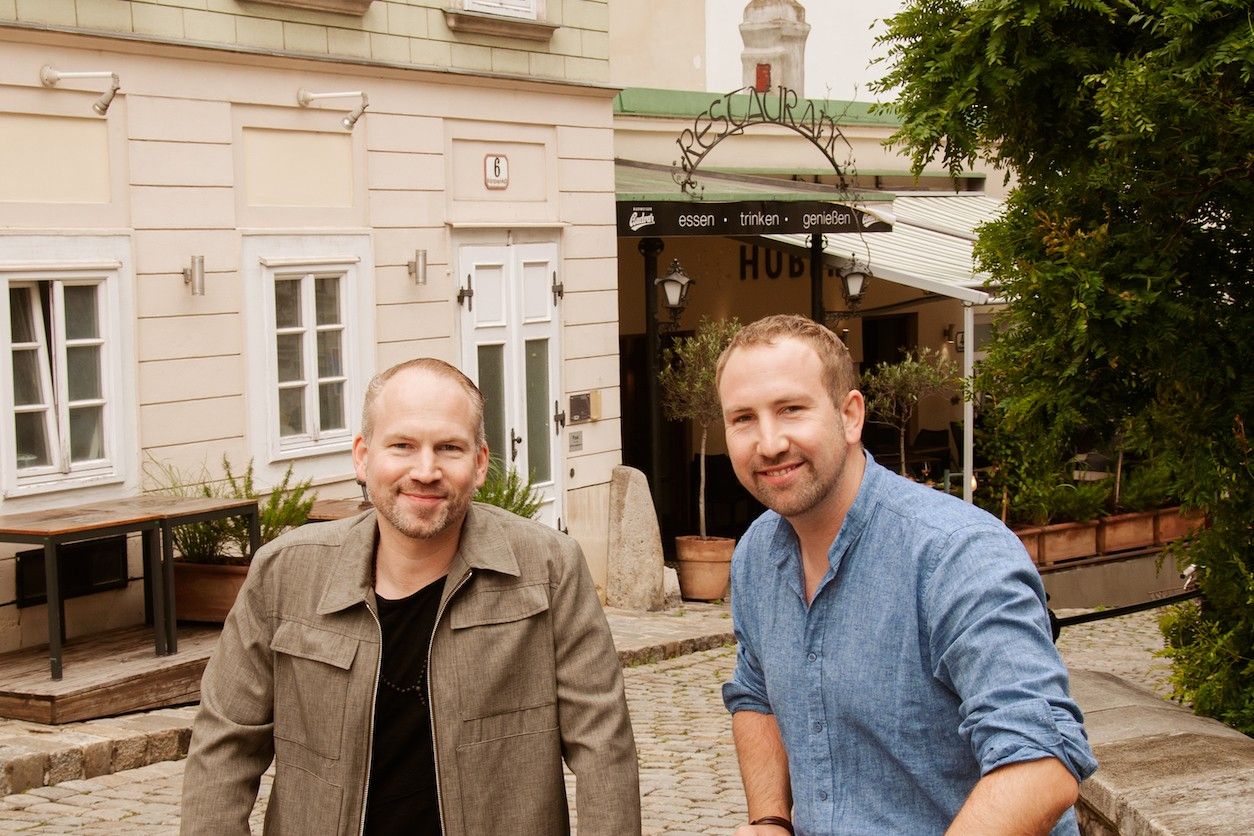 Foto: Zwei Männer posieren vor dem Lokal 